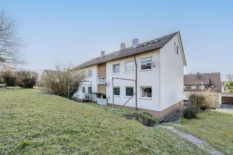 Kernsanierte 2-Zimmer-Dachgeschosswohnung mit neuer Einbauküche & Stellplatz in Oberstenfeld – Außenansicht des Hauses
