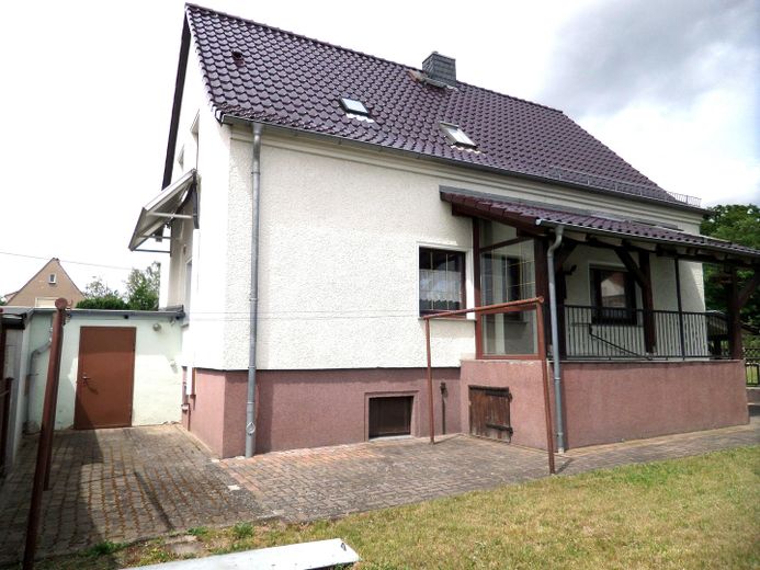 Sotto i 150.000 €: casa familiare di 131 m² con 4 camere da letto, 2 bagni e 2 garage – senza commissioni – Haus mit Eingang