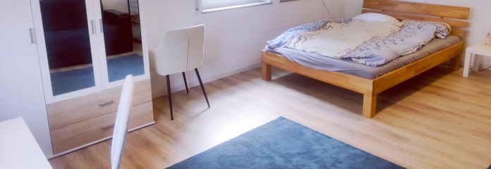 Teilmöblierte 1,5-Zimmer-Wohnung mit EBK und PKW-Stellplatz in Waiblingen ab sofort frei! – Wohn- und Schlafbereich