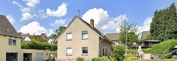 Hausansicht und Zuwegung