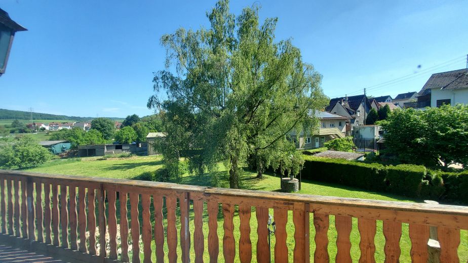 Casa prefabbricata ben tenuta in posizione tranquilla: la vostra casa ricca di fascino – Blick vom Balkon EG