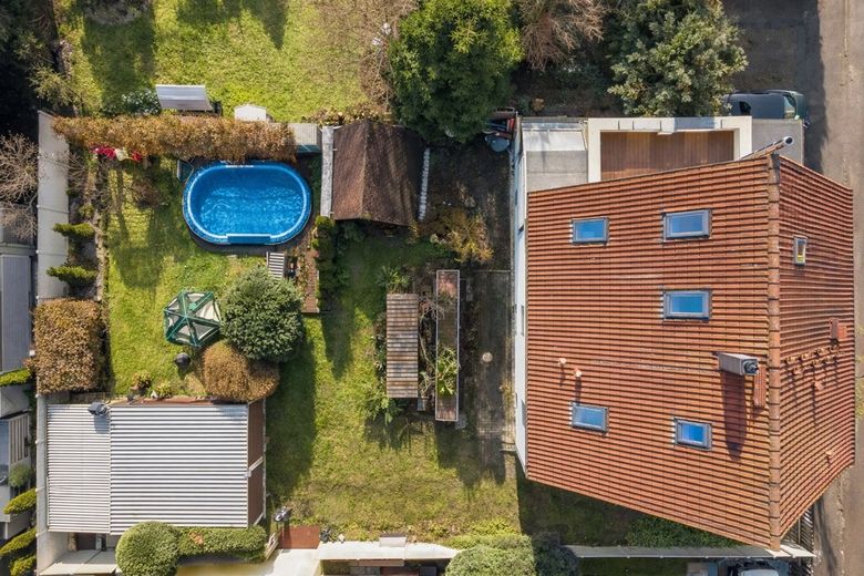 Seltene Gelegenheit in Dölau - Eigentumswohnung im Zweifamilienhaus mit eigenem Garten, Pool und Garagen – Grundstück