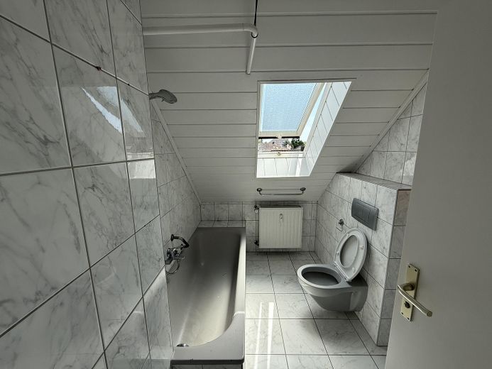 Helle 3-Zimmer-Wohnung mit schönem Ausblick in Hanau-Steinheim – BAD/WC Bild2