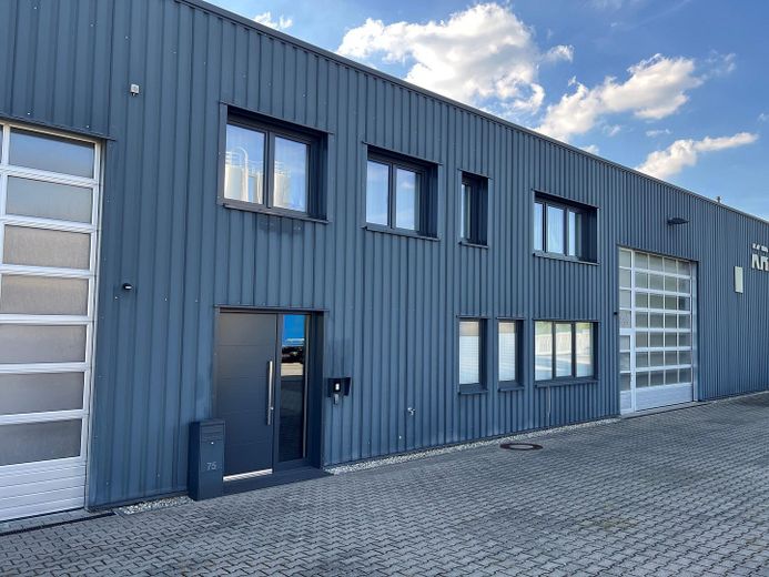Hochwertiges, neuwertiges und modernes Gebäude mit Bürotrakt verkehrsgünstig A2/B66 – Front Ausschnitt