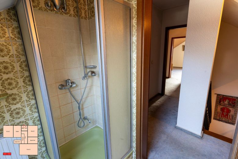 Ideales Haus für Familie mit 2–4 Kinder in sehr ruhiger Traumlage und viel Platz in Bühl-Weitenung – Blick aus dem Bad