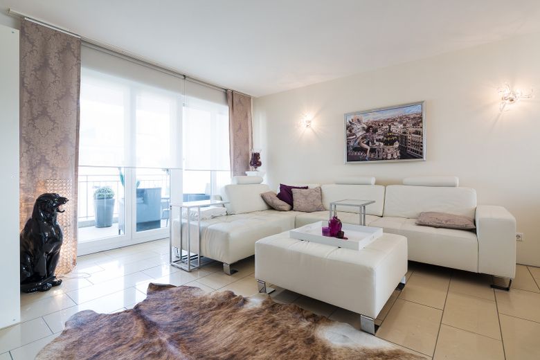 Exclusiv möbl. 2 Zimmer Wohnung in Düsseldorf-Oberkassel NK, Strom + WLAN inkl. – Wohnraum nit Blick Balkon