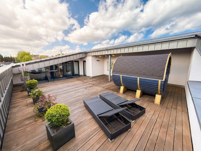 Exklusive und sehr zentral gelegene Penthaus-Wohnung in Simmerath – Dachterrasse + Fasssauna