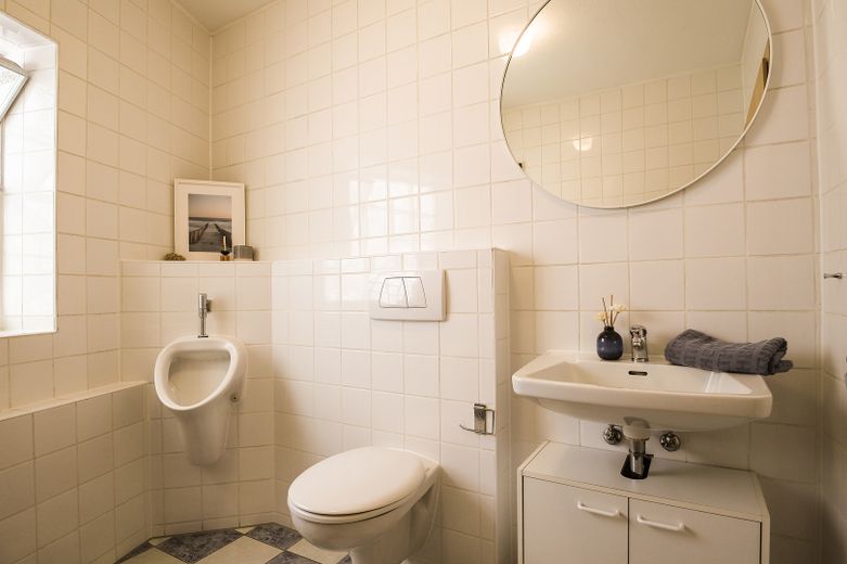 Casa unifamiliare ristrutturata con 2 garage enormi e innumerevoli possibilità di sviluppo – Foto 11