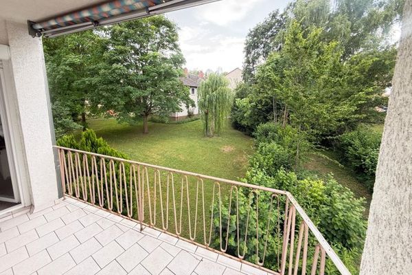 Leegstaande, lichtovergoten 3-kamerwoning met balkon op het zuiden op toplocatie in Wiesbaden