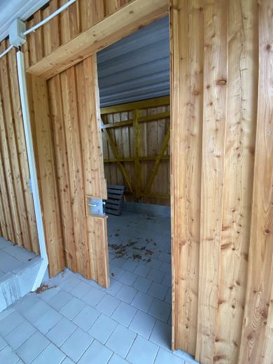 Erstbezug nach hochwertiger Sanierung – schönes Mittelhaus mit Terrasse & Talblick & Carport – Schuppen beim Carport