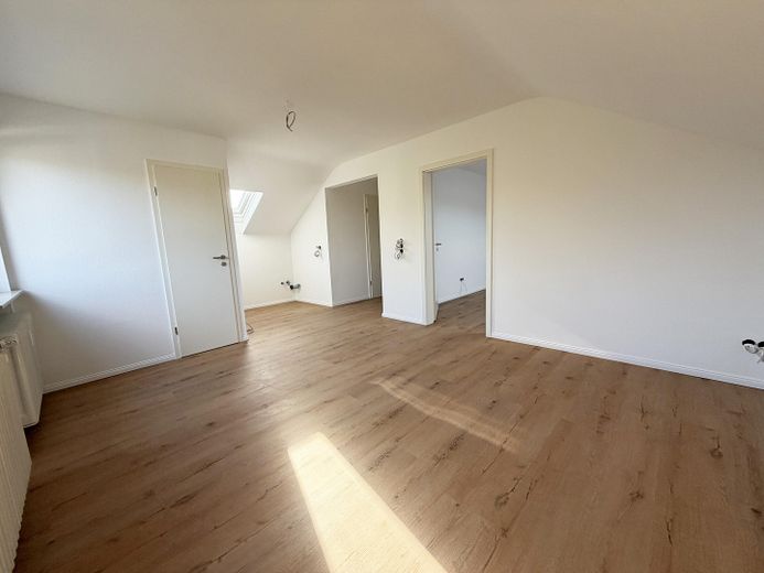 Piso de 2 habitaciones en ático, completamente renovado, con plaza de aparcamiento en Oberstenfeld – Wohnzimmer