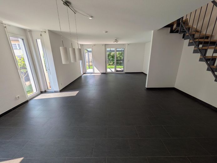 Bahçeli ve güneybatı teraslı şık maisonette daire – kendi evinizde yaşıyormuş gibi – Wohnessbereich