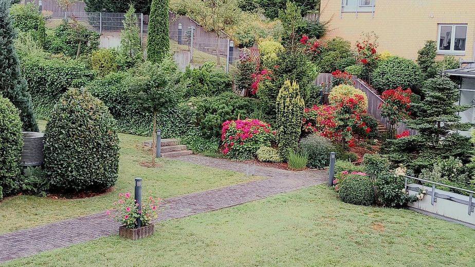 Balkon- und Gartenseite