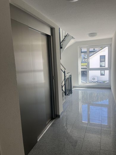 Neubauwohnung in Wurmlingen-Erstbezug – Treppenhaus mit Aufzug