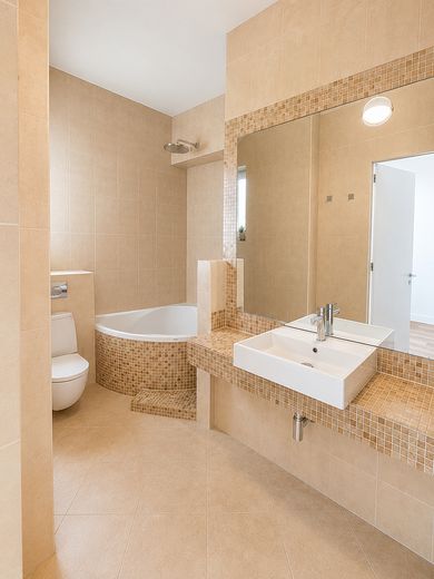 3-Zimmer-Wohnung, Altbau mit Balkon und Einbauküche in Frankfurt am Main – Bad