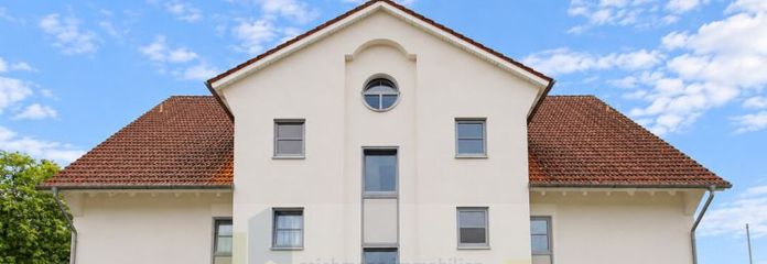 आकर्षक और असाधारण: Bad Dürrheim में धूपदार लॉजिया, पार्किंग स्थान और मेहमानों के लिए छत-मंच के साथ 2,5-कमरे की छत-मंजिल अपार्टमेंट