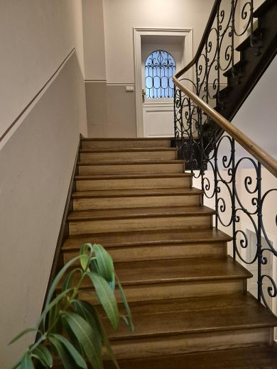 Licht, ruim ingedeeld appartement in een monumentaal pand in München – Treppenhaus