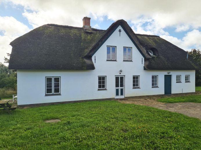 Casa di campagna con tetto di paglia in posizione assolutamente isolata – Haus Nordseite