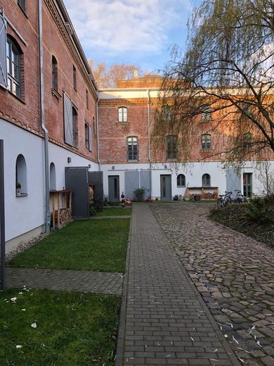 Modernes Reihenhaus im kernsanierten Hofensemble mit Wärmepumpe und langfristigem Mietverhältnis – Eingang 3-Seitenhof