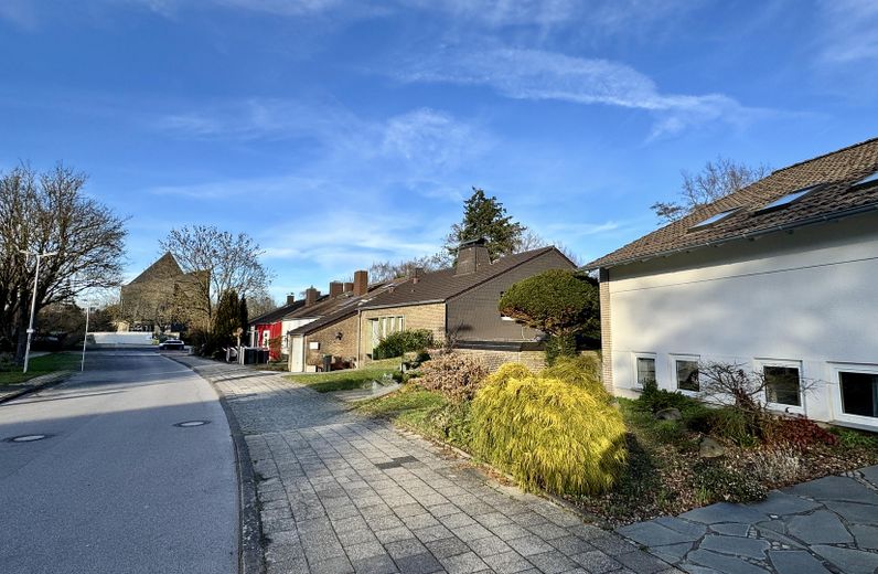 EFH oder MFH: außergewöhnlich flexibel & solide, ideale Lage, großes Potential – Blick in die Straße