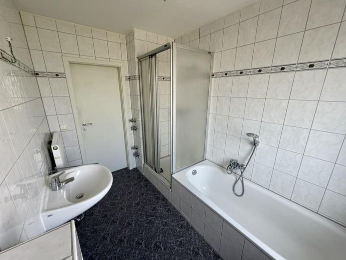 Provisionsfrei & erbpachtfrei: Helle 3-Zimmer-Wohnung mit zwei Balkonen im Frankfurter Bogen – Bad mit Wanne und Dusche