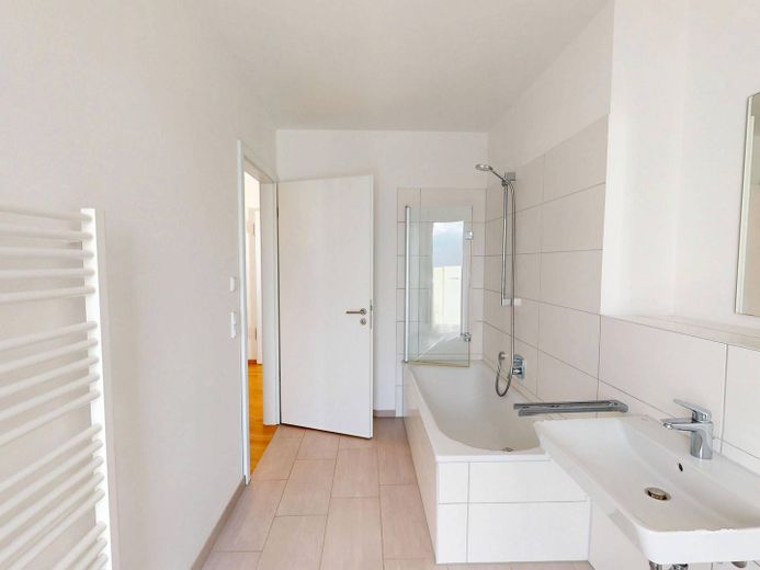 Ampio appartamento di 3 locali con cucina componibile e spaziosa terrazza panoramica nel quartiere FRANKLIN – Ansicht II: Bad
