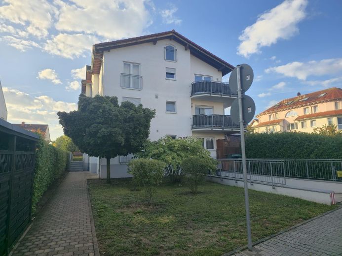 Maisonette di 4 locali con giardino, terrazza e 2 posti auto in garage sotterraneo – Foto 1
