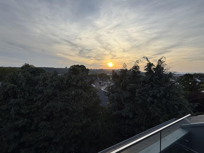 Attraktive Maisonettewohnung mit Haus-im-Haus-Charakter, Dachloggia, Garage – Sonnenuntergang