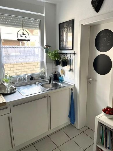 Hochwertige helle 3-Zi.-Whg., Einbauküche u. Balkon, in modernem 4-Fam.-Haus, Bestwohnlage Groovnähe – Küche Eingang Abstellkammer