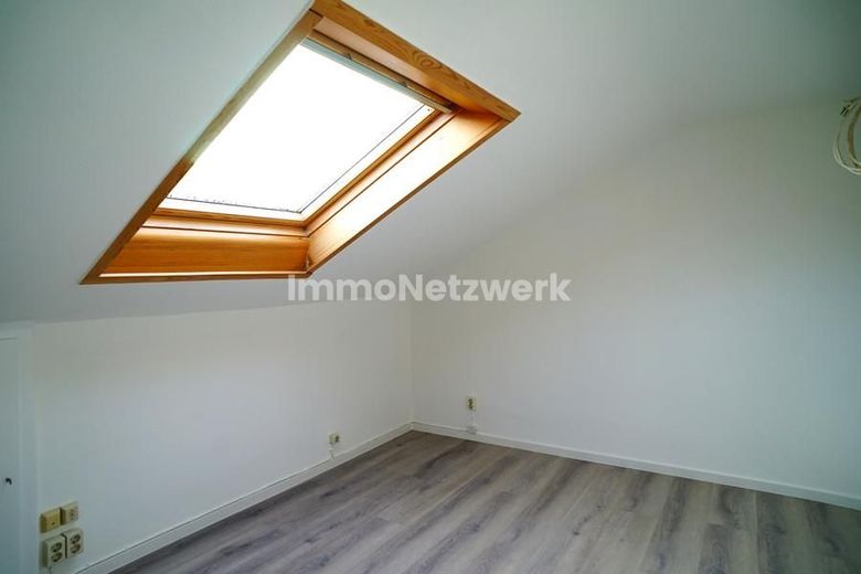 Frisch sanierter Wohntraum in Pforzheim-Sonnenberg: 5 Zimmer mit Ausblick und Garage – zusätzl. Zimmer im DG