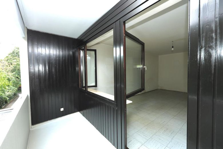 1-Zimmer-Wohnung mit Küche, Bad und Balkon ins Grüne in der Kaiserallee – Balkon mit Blick ins Zimmer