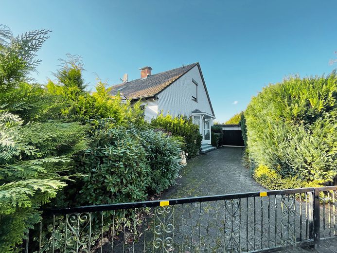 Im Grünen Speckgürtel Hamburgs: Großzügiges Einfamilienhaus mit Garage – Grundstückszufahrt
