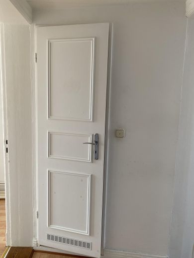 Sofortbezug! Helle 5-Zimmer-Altbauwohnung m. Balkon über den Dächern von Kiel zu kaufen. – Tür Gäste-WC