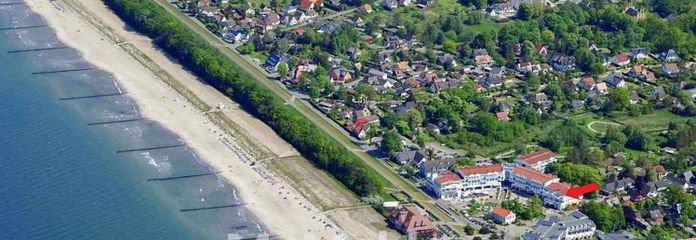 Exklusive Chance: Stilvolle 3-Zi.-Wohnung in erster Reihe am Meer mit Eckbalkon und Ostseeblick