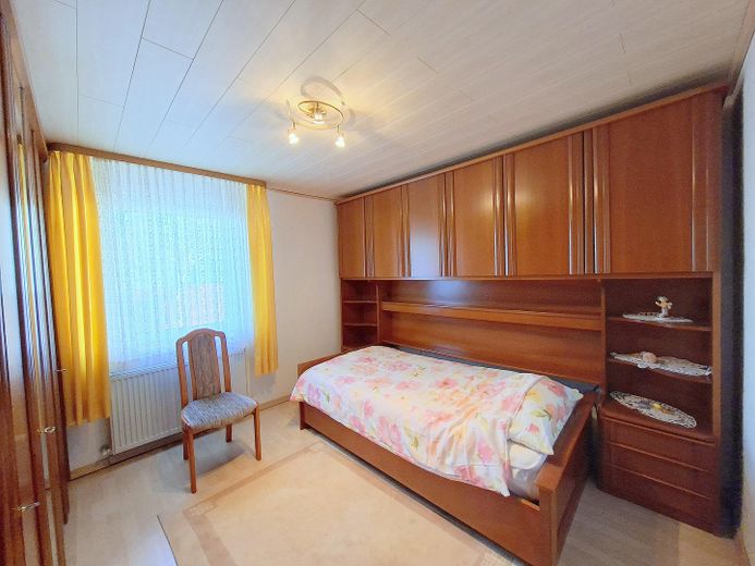 Freistehendes Zweifamilienhaus in Rumpenheim 7,5 Zimmer, 3 Bäder, gr. Garten, Garage, Ausbau möglich – EG Schafzimmer