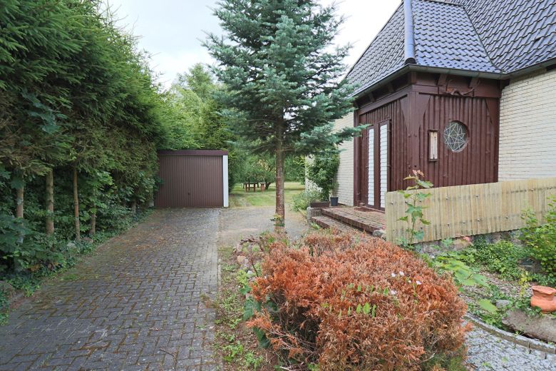 Ansicht Einfahrt / Garage