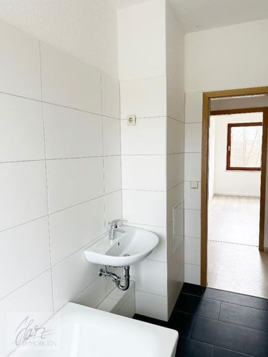 ***WOHNEN IM GRÜNEN*** - Komfortabel, ruhig und familienfreundlich... 3-Raumwohnung mit Tageslichtbad und opionaler Einbauküche ab sofort zu vermieten – Tageslichtbad mit Wanne, WC und Waschtisch und Blick Richtung Flurbereich