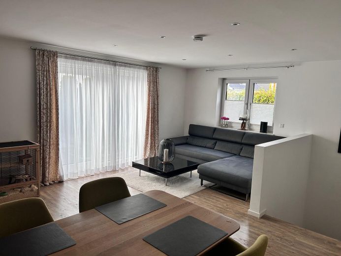Ekskluzywne mieszkanie z tarasem i ogrodem o powierzchni ok. 50 m² – Wohnzimmer 
