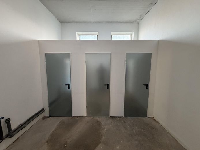 Helle befahrbare Hallenfläche mit Büro und WC – फोटो 6