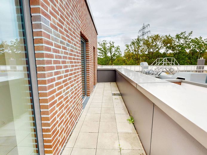 Wohntraum in Rissen: 3-Zimmer-Dachgeschosswohnung mit 2 Dachterrassen, eigenem Lift, EBK uvm. – Ansicht II: Dachterrasse II