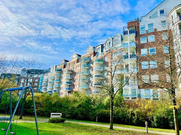 Von Privat, Helle und ruhige 2-Zimmer-Wohnung in Hamburg, mit Balkon ins grüne, inkl. TG-Stellplatz – Titelbild