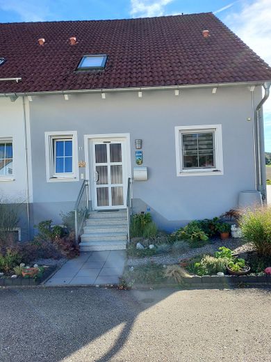 Casa pareada con cochera cubierta – Hausansicht Eingang