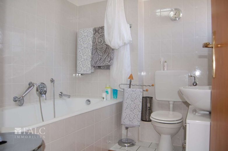 +++Stadtvilla mit 3 Wohneinheiten und großem Grundstück in zentraler Lage+++ – Badezimmer_EG