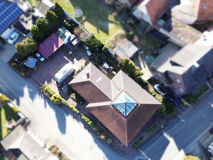 Ein Zuhause, das mit Ihrer Familie wächst -  Großzügiger Bungalow - 240 m² Raum für Ideen, Leben &amp; Zukunft – Vogelperspektive