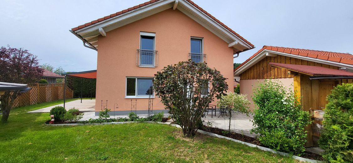 Sonnige Aussichten für die ganze Familie – modernes Einfamilienhaus mit Gartenflair – Haus vorne