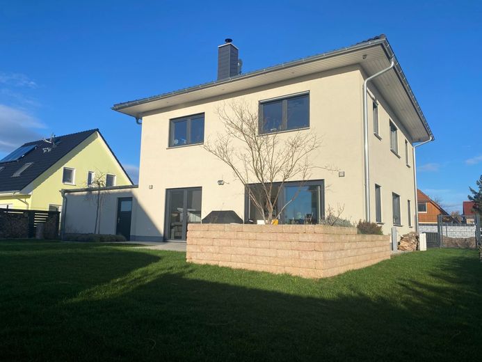 Modernes Einfamilienhaus mit großem Grundstück - provisionsfrei – Sicht aus dem Garten