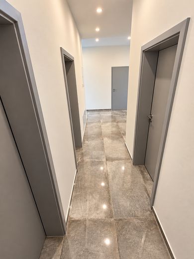 Attico di 4 locali di prima qualità con terrazza sul tetto e garage + posto auto – senza commissioni – Flur