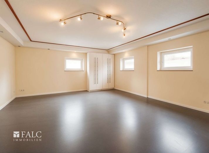 Gepflegtes, großes EFH mit schönem Garten + Zimmer mit wohnraumähnlichem Charakter im Keller – Keller Hobby (leergeräumt KI)