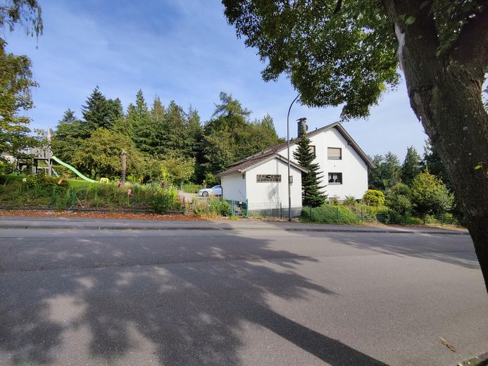 Dreifamilienhaus im Grünen mit großem Grundstück – Foto 4