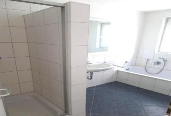 Wannenbad mit Dusche